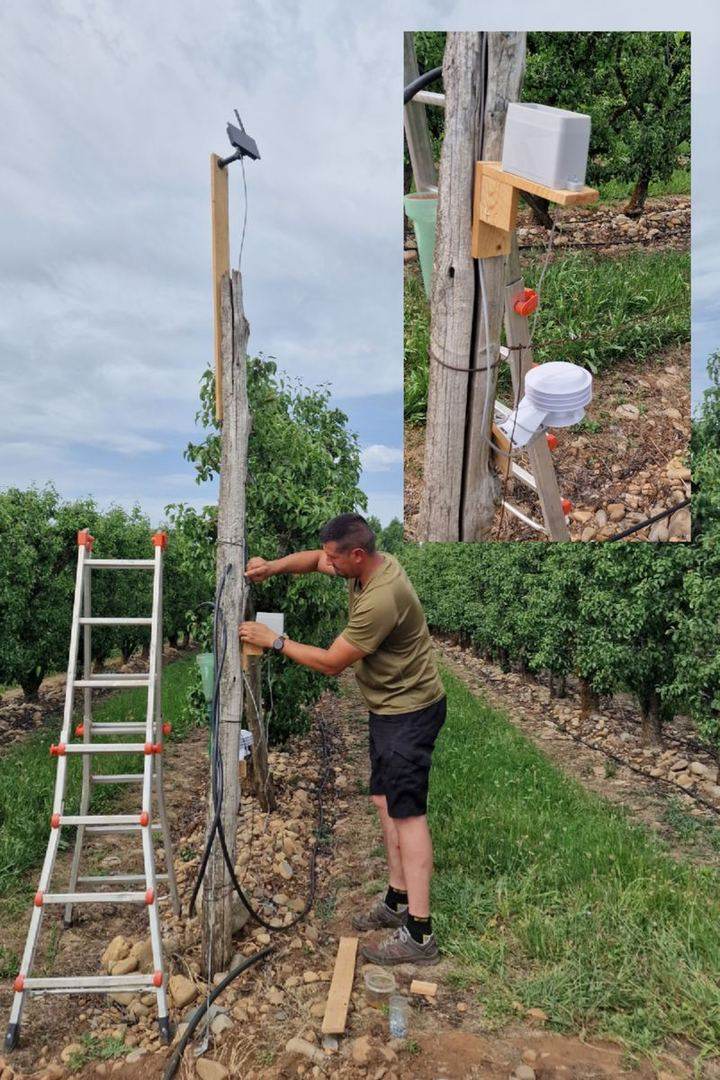 Nodo StratoMesh sobre mástil con panel solar, finca de Carracedelo (El Bierzo)